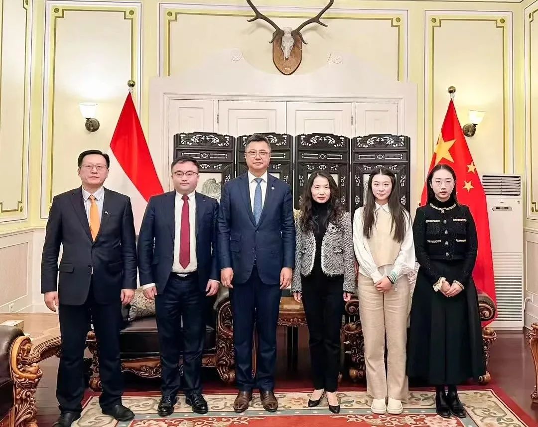 迅鐳激光董事長拜會匈牙利國家議會副主席歐拉·勞約什、中國駐匈牙利使館公使銜參贊陳奕薇(圖3)