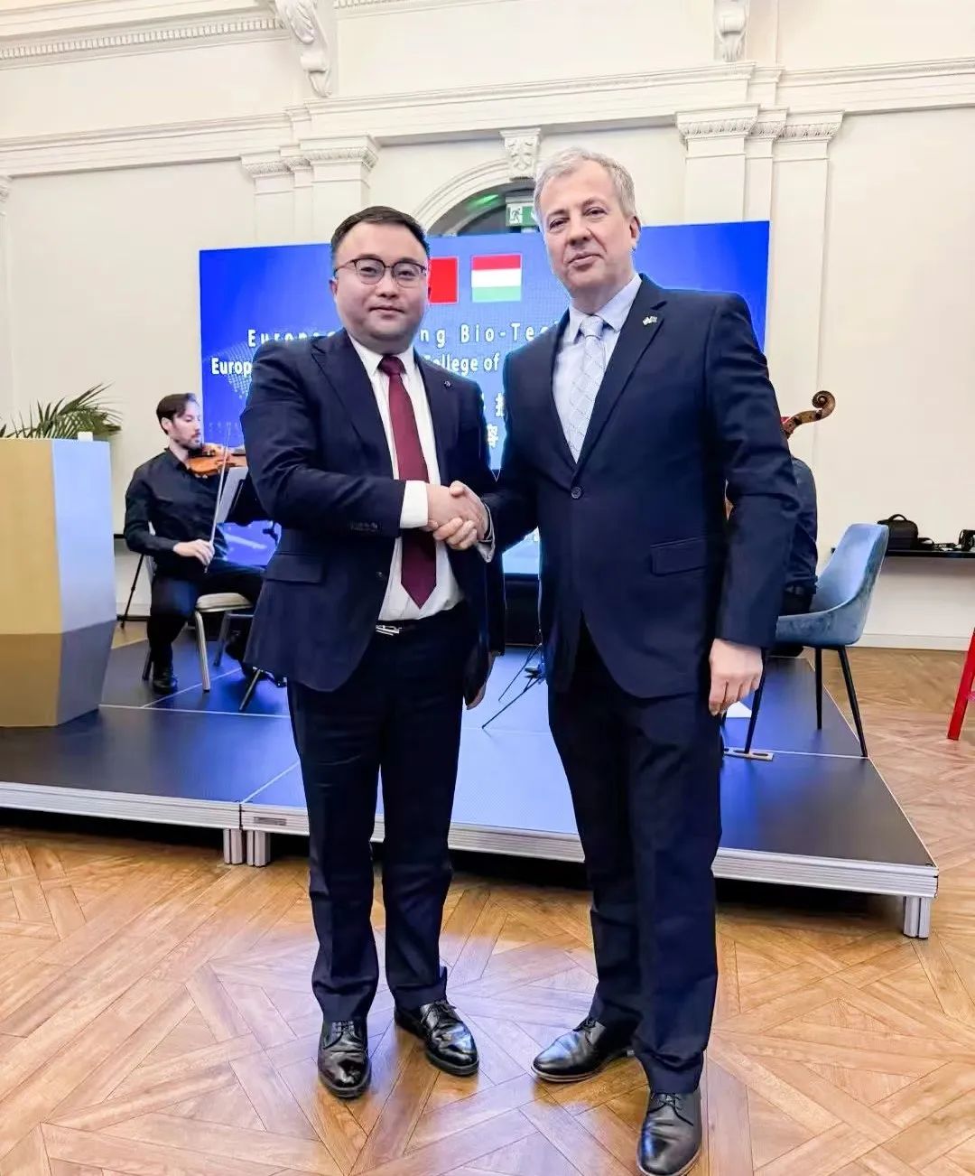 迅鐳激光董事長拜會匈牙利國家議會副主席歐拉·勞約什、中國駐匈牙利使館公使銜參贊陳奕薇(圖4)